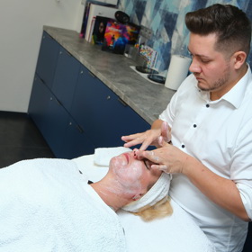 Petr Pity Krejczy doporučuje chemický peeling na podzim, v zimě, ale také v brzkém jaru - pleť připravit na léto.