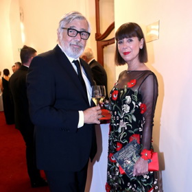 Andrea Bartošková svého zesnulého manžela, charismatického herce a prezidenta karlovarského filmového festivalu,  doprovázela na spoustu akcí, takže byla velmi ostře sledovanou dámou. Vybudovala si ale pověst módní ikony