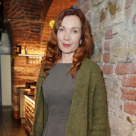 Herečka Stanislava Jachnická si oblíbila kardigan v trendy olivově zeleném odstínu, který krásně ladí s jejími rezavými vlasy a je překvapivě univerzální.