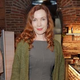 Herečka a dabérka vypadá výborně a její mladistvý vzhled podtrhlo i stylové vrstvení.