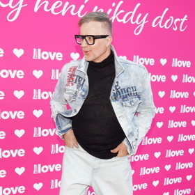 Petr Kotvald nosí mladistvou džínovou bundu s nášivkami, pod kterou obléká černé basic tričko. Všimněte si také jeho cool obutí.