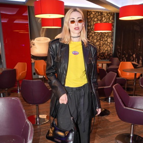 Zpěvačka Annabelle oblékla černou koženou bundu, černé kalhoty s vysokým pasem a kontrastní žluté tričko. Nechybí trendy bílé tenisky. 