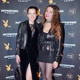 Lilia Khousnoutdinova a Olga Lounová nedávno v černých křivácích dorazily na oslavu pánského časopisu. 