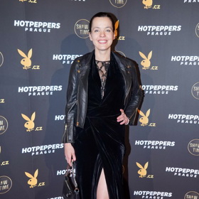 Lilia Khousnoutdinova oblékla černé šaty s vysokým rozparkem doplněné o černou koženou bundu. 