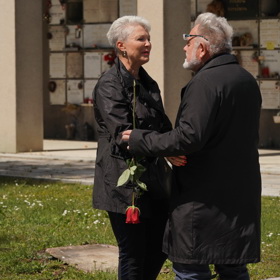 Zpěvák a herec Václav Upír Krejčí na pohřbu Karla Bláhy.