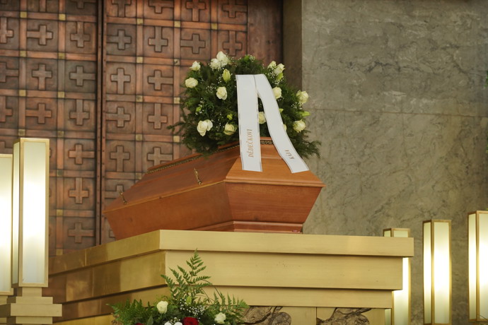 Poslední rozloučení se zpěvákem Karlem Bláhou.