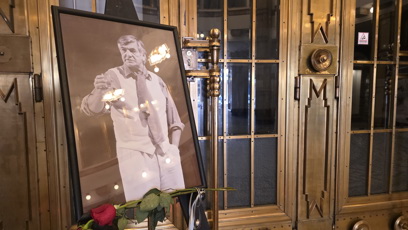 FOTO: Pieta za Jiřího Bartošku před Divadlem Bez zábradlí.