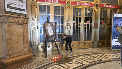 FOTO: Pieta za Jiřího Bartošku před Divadlem Bez zábradlí.