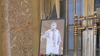 FOTO: Pieta za Jiřího Bartošku před Divadlem Bez zábradlí.