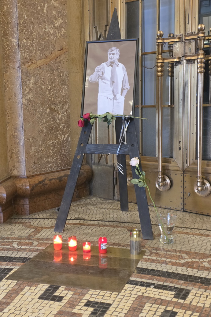 Pieta za Jiřího Bartošku před Divadlem Bez zábradlí.