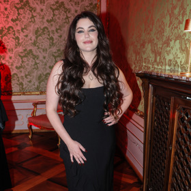 Celeste Buckingham se rozhodla pro jednoduché černé šaty s menším rozparkem. 