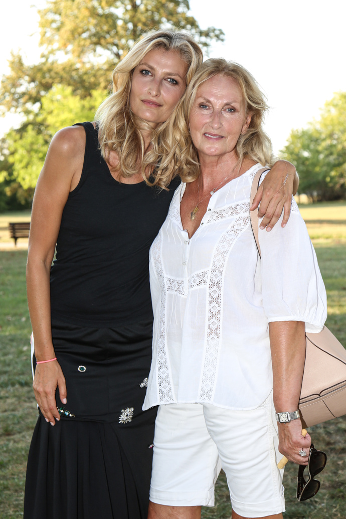 Maminka Terezy Maxové vypadá stále velmi mladistvě.