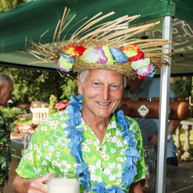 Na společenských akcích se Jan Pirk umí odvázat. V havajském převlečku přišel na výslovné pozvání Petra Jandy. Havaj byla v dress codu. 