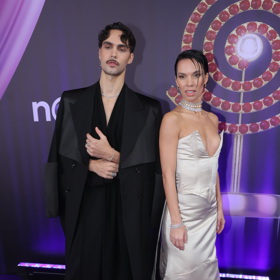 Sestrou Adama Pavlovčina je muzikálová zpěvačka Radka Pavlovčinová.