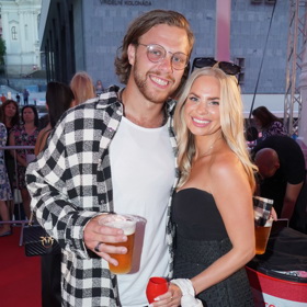 Hokejista David Pastrňák se svou krásnou partnerkou Rebeccou Rohlsson.