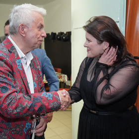 Jana Maláčová se v zákulisí náchodského divadla tenkrát zdravila s houslistou Jaroslavem Svěceným. 