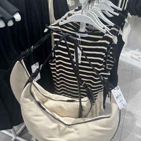 Nemusíte se držet jen tmavých barev. Kabelku obloukového tvaru, ale ve světlejším a látkovém provedení, má ve své nabídce Mango za 1999 Kč.