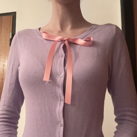 Jedním ze způsobů, jak starému kousku dodat nový život, je pomocí stuhy. Z ní si můžete uvázat roztomilou mašličku