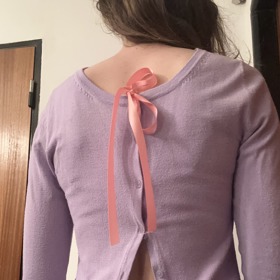 ...a na zádech naopak čeká rozpustilé překvapení. Knoflíky můžete nechat zapnuté klidně jen do půlky délky a nechat laškovně vykukovat spodní partii zad.