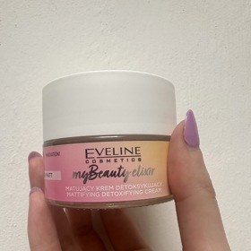 Redaktorka Lifee sama vyzkoušela některé matující krémy. Například My Beauty Elixir Peach Matt od Eveline Cosmetics, který seženete za 187 Kč.