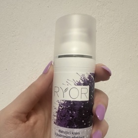 Redaktorka Lifee otestovala také matující krém s pudrovým efektem Mořské Řasy od české firmy Ryor. Ten se prodává za 214 Kč.