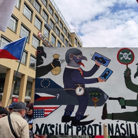 Jeden z transparentů.