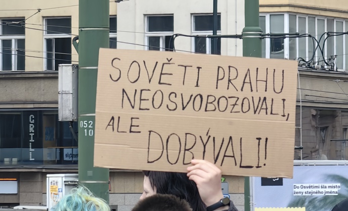 Jeden z protidemonstrantů.