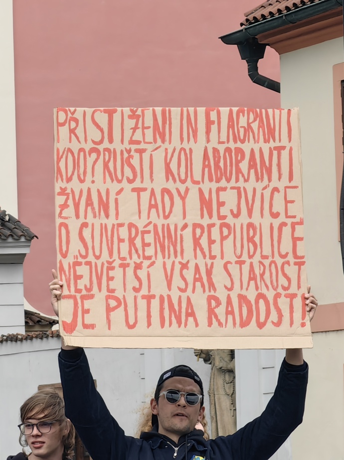Jeden z transparentů na protidemonstraci.