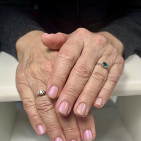 Chromové nehty jsou letos na jaře symbolem čisté elegance, která se hodí i na běžné nošení.