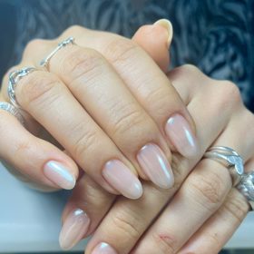 Chromové prášky si skvěle rozumí se světlými podklady.