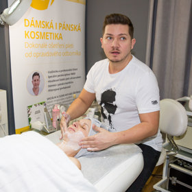 Petr Pity Krejczy se kosmetice věnuje dlouhé roky a klientkám s oblibou doporučuje právě chemický peeling.