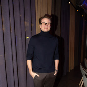 V jeho šatníku nechybí padnoucí roláky.