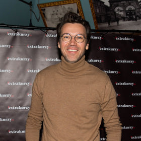 Lukáš Hejlík je prototypem moderního muže, který brýle umí nosit jako stylový módní doplněk.