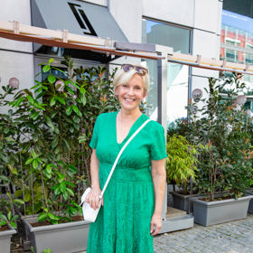 Miluše Šplechtová v bílých teniskách a kontrastních zelených šatech. Komplet doplnila bílou kabelkou. 