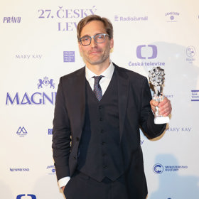 Brýle s nápaditými obroučkami zůstávají praktickým i módním doplňkem Jiřího Havelky i na důležitých společenských akcích.