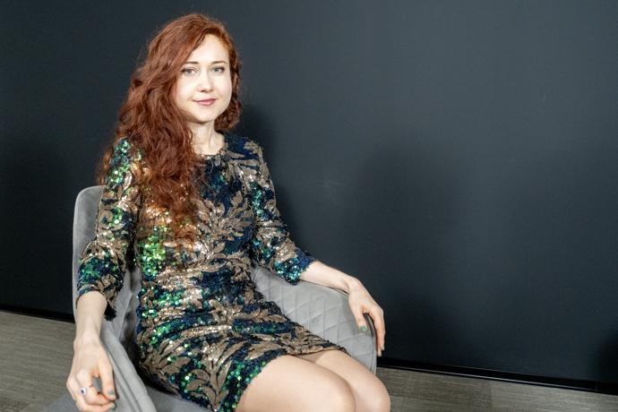 Eva Toulová, která má na kontě například dokument Camino na kolečkách nebo film Krtkův svět, zaujme kromě své tvorby také vzhledem a názory. Nosí zrzavou kštici, velmi výstřední modely a je hlásnou troubou ženských práv.