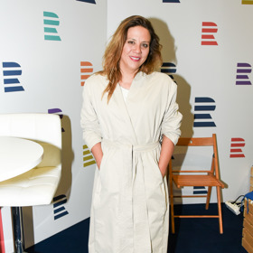 Zpěvačka nyní ráda nosí béžové odstíny a zesvětlila své tmavé vlasy.