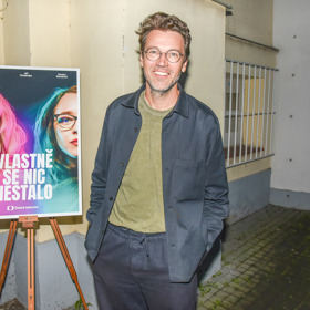 I k Lukášovi Hejlíkovi brýle už neodmyslitelně patří. Umí je vyladit s outfity