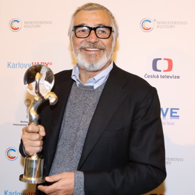 Na základce se do žádné učitelky nezamiloval. Byly příliš "prsaté a prdelaté".