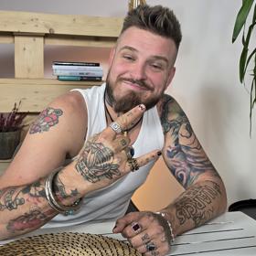 Kuba Ryba z kapely Rybičky 48 navštívil talkshow Na kafeečko. 