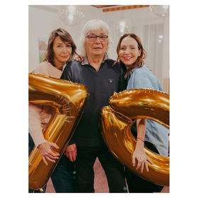 Veronika Arichteva se svým tátou a sestrou.