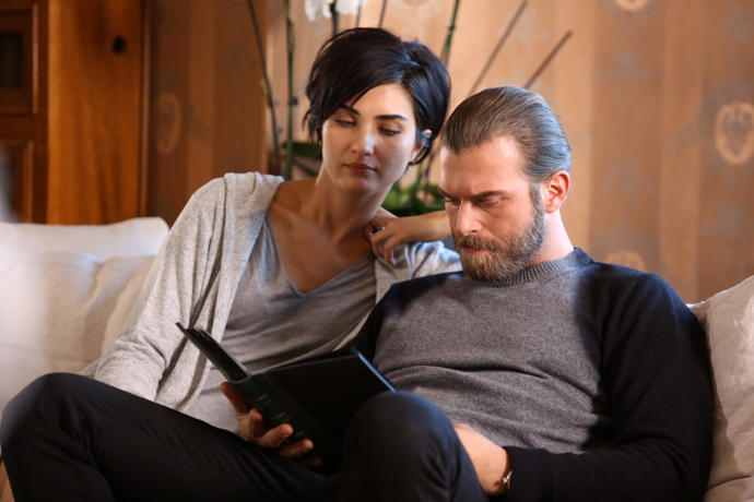 Kıvanç Tatlıtuğ a Tuba Büyüküstün v seriálu Odvážný a krásná. Oba herci byli za své výkony chváleni nejen diváky, ale i kritiky.