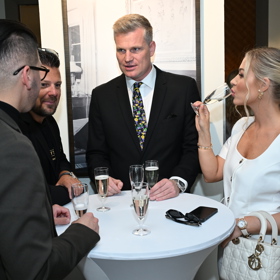 Filip Turek stál vedle Dominiky.