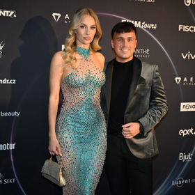 Krásná Marie Jedličková dorazila s partnerem. 