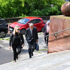 Andrej Babiš přichází k soudu.