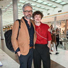 Roman Zach přišel podpořit syna Prokopa. Roman oblékl černou košili, černé kalhoty a světle hnědé sako. 