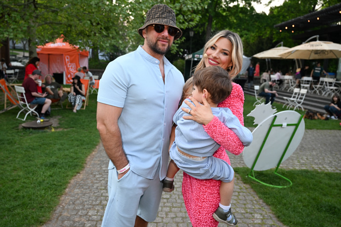 Eva Perkausová se synem a manželem.