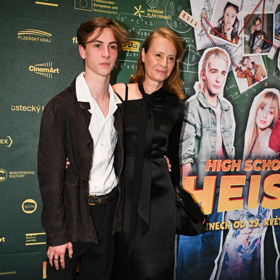 Maxmilián Dolanský pózuje se svou maminkou. Max oblékl na premiéru bílou košili doplněnou o černé sako. 