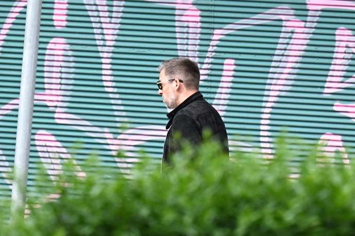 Janek Bartoška byl spatřen u domu Jiřího Bartošky.