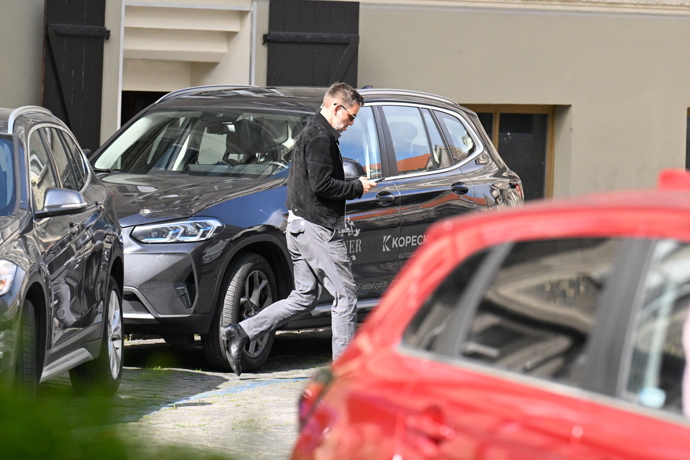 Janek Bartoška byl spatřen u domu Jiřího Bartošky.